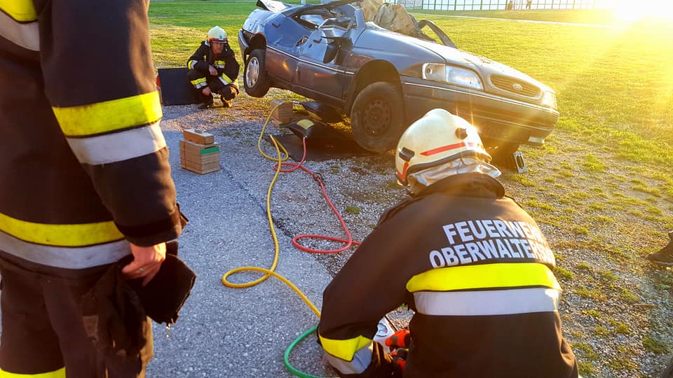 Freiwillige Feuerwehr Hersbruck - Übung mit Hebekissen